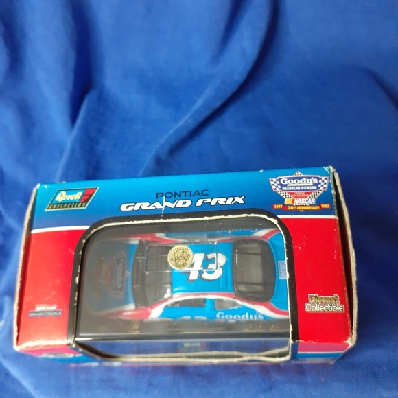 Nascar 1997 Revell Bobby Hamilton #43 STP Goody's Headache $12.50 🇨🇦 Shipping - Picture 3 of 16